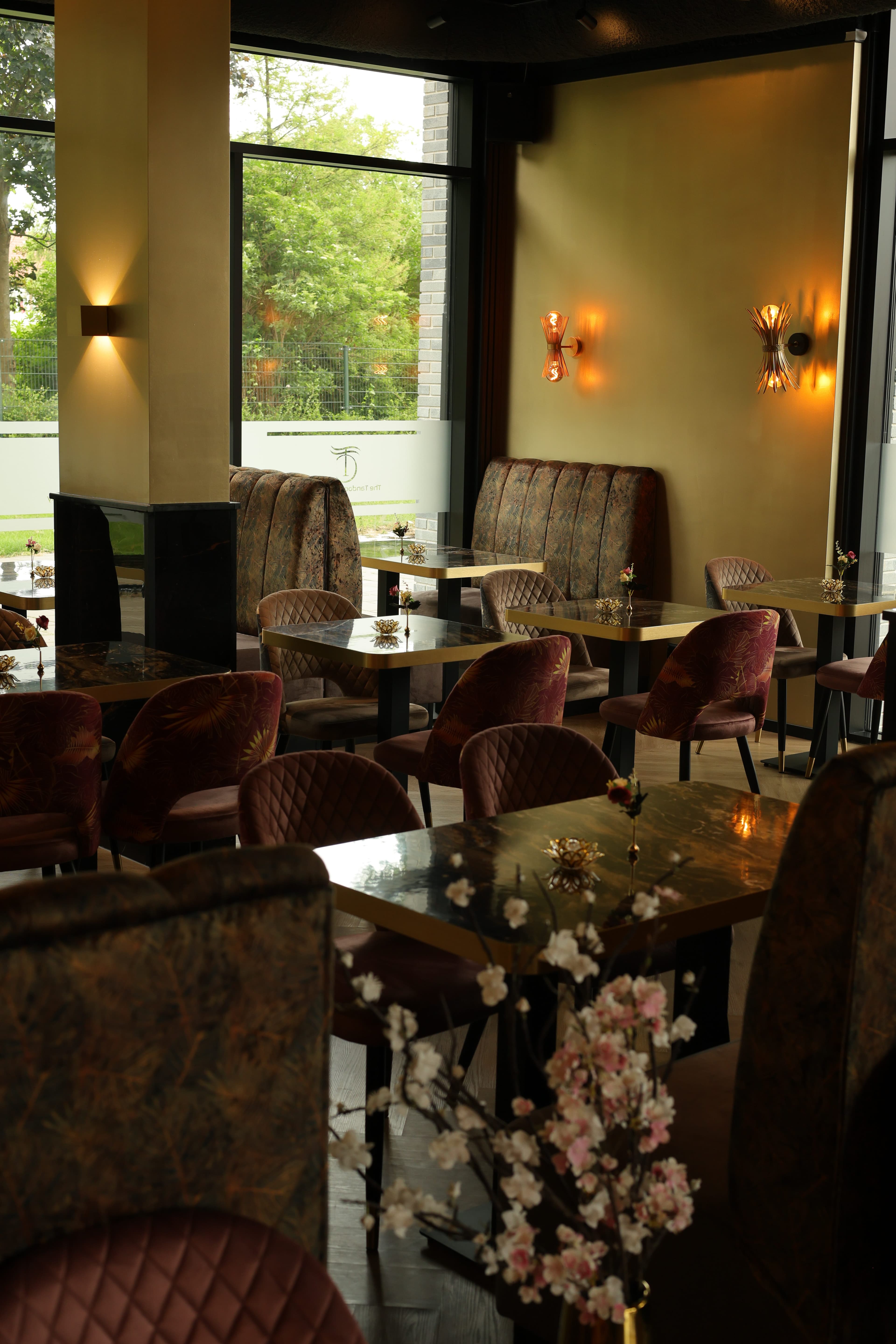 De eetzaal van Shah Restaurant in Amsterdam-Noord