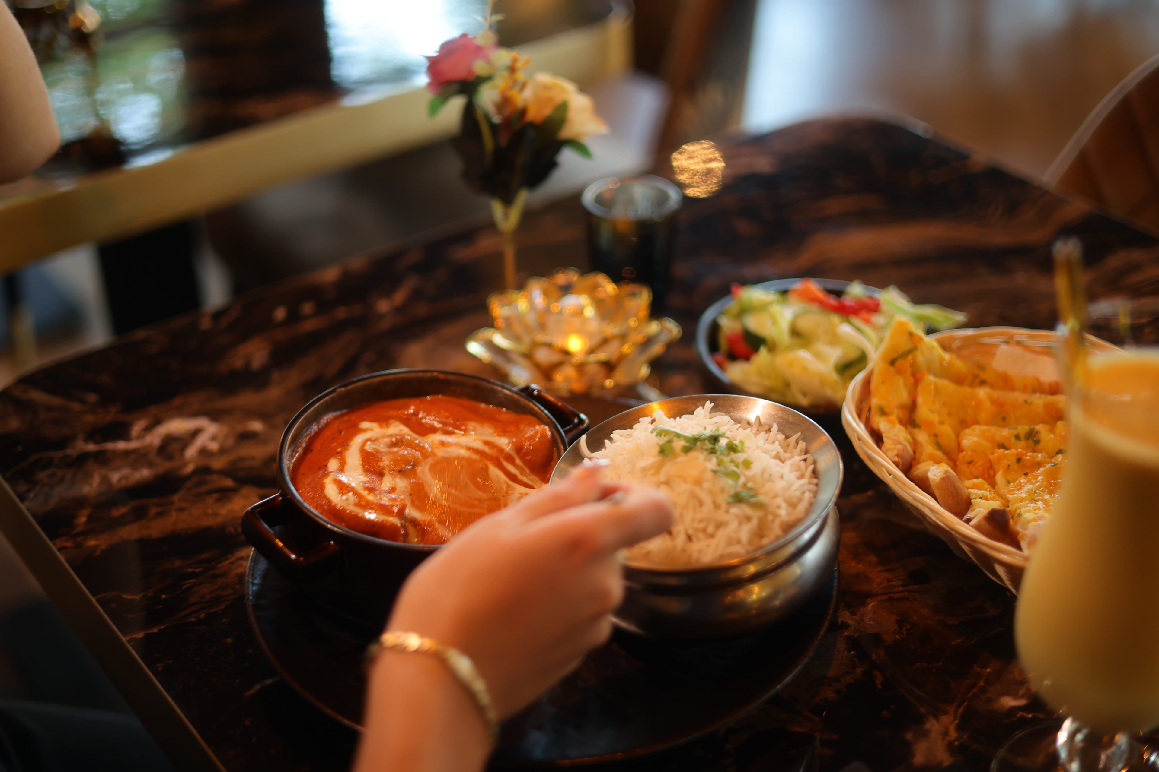Indiase curry's, rijst en naan op tafel bij Shah Restaurant